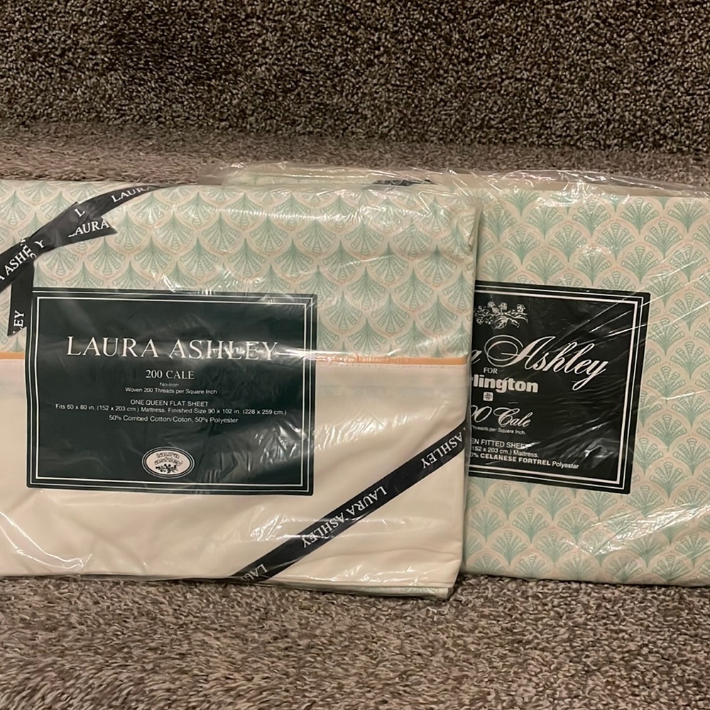 NWT Laura Ashley Queen fitted and flat sheet